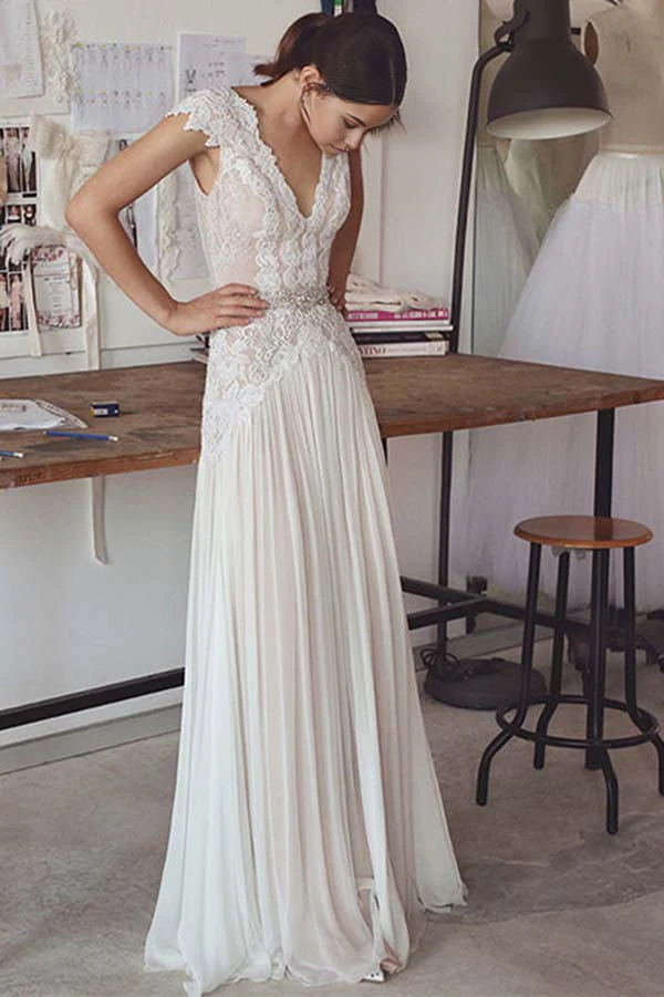 Vestidos de novia sencillos con espalda abierta, largo hasta el suelo y encaje con apliques